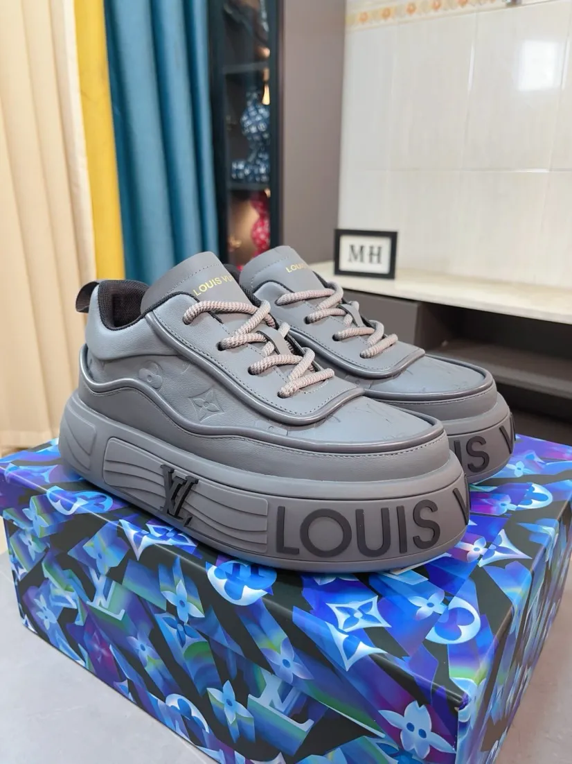 Men's men's shoes 💰560🌸🌸 LV style is novel and fashionable, the upper is made of imported cowhide + LV special materials! Super trendy design! It’s eye-catching! The leather is soft, delicate, shiny and translucent, showing the ultimate in pure handcraftsmanship, and the mesh is soft, comfortable and breathable! Size: 39-44 (38 45 customized)